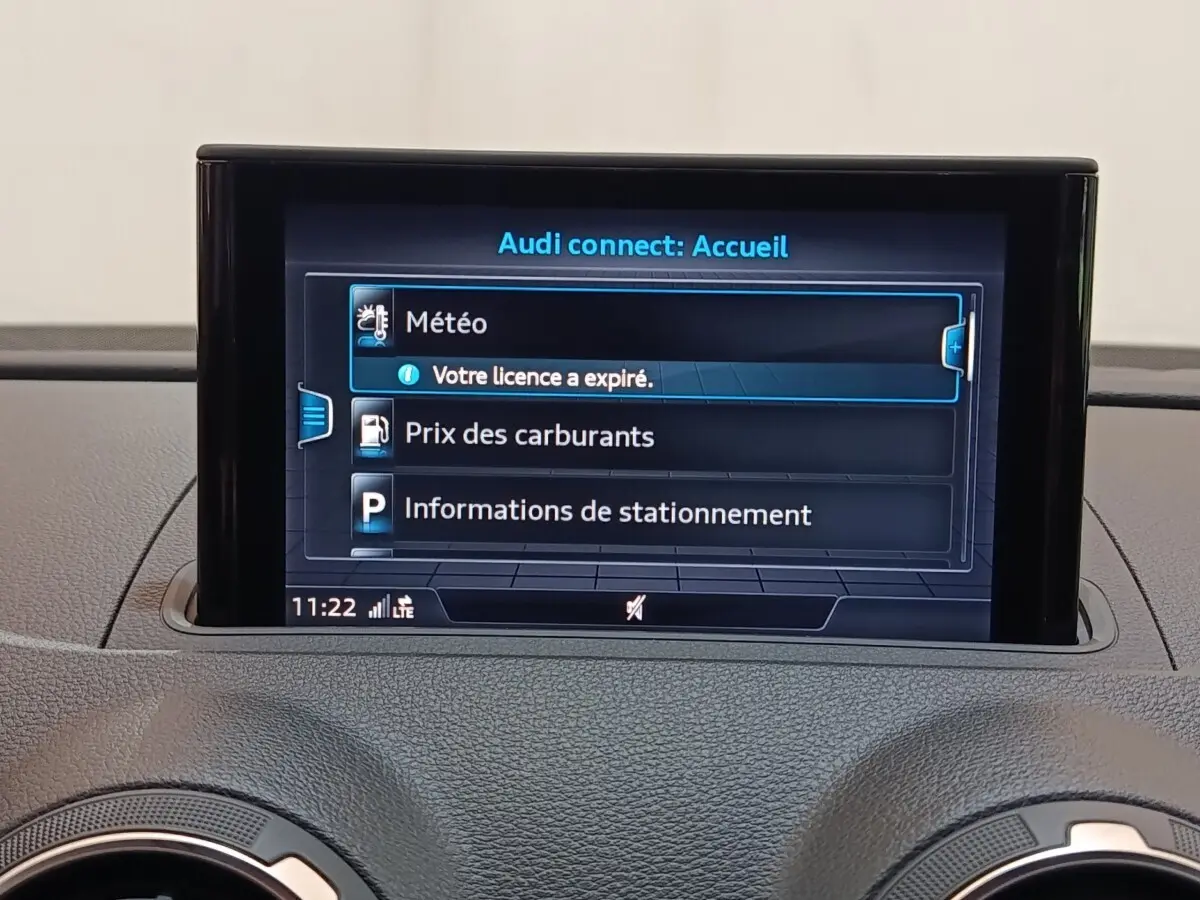 Écran central tactile affichant le menu Audi Connect dans l'habitacle d'une Audi A3 blanche de 2020.