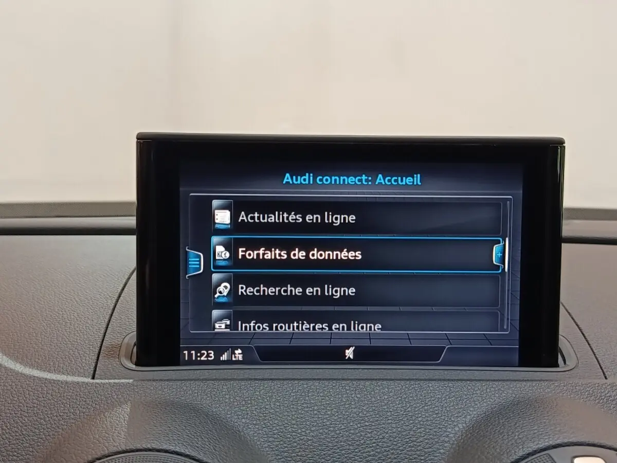 Écran tactile central affichant le menu Audi connect dans l’habitacle d’une Audi A3 blanche de 2020.