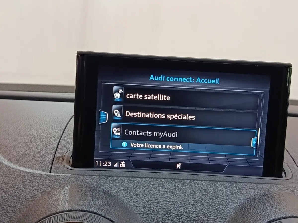 Écran tactile central de l’Audi A3 Business Line 2020 affichant le menu Audi connect sur un tableau de bord noir.