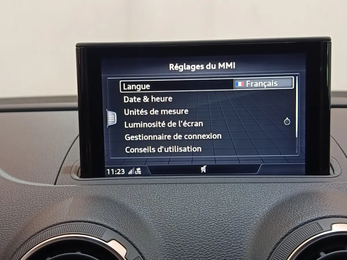 Écran central tactile du tableau de bord de l’Audi A3 35 TDI blanc, affichant les réglages du MMI en français.