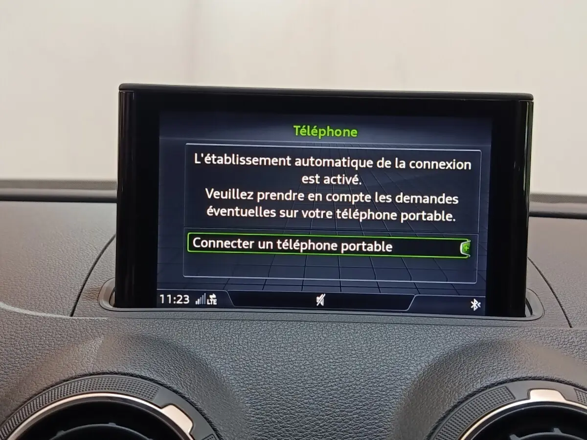 Écran tactile central affichant la connexion Bluetooth dans l'habitacle de l'Audi A3 blanc, version 35 TDI 2020.