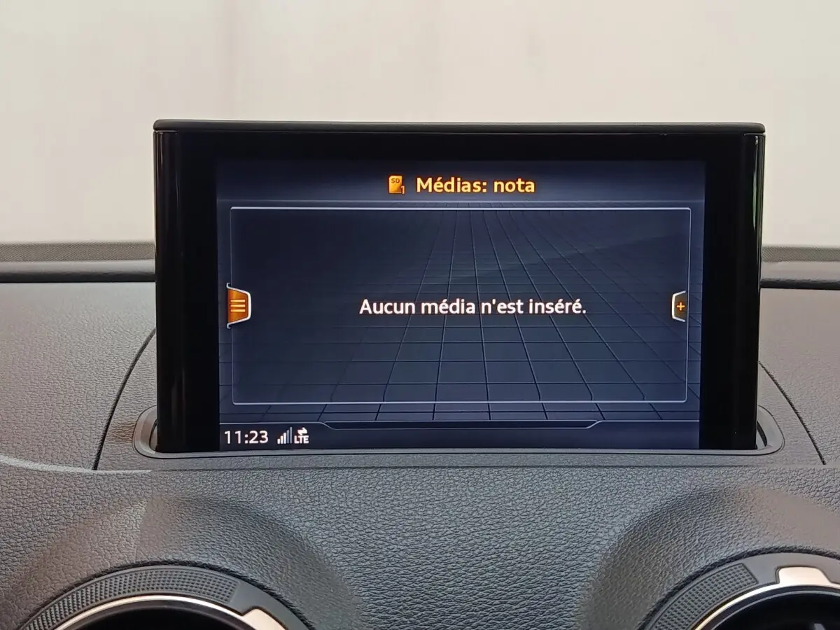 Écran tactile central affichant "Aucun média n'est inséré" sur le tableau de bord d'une Audi A3 35 TDI blanc.