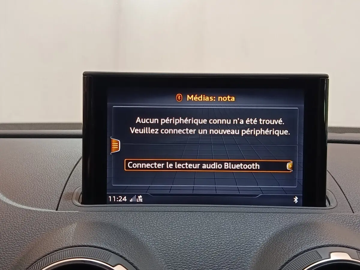 Écran tactile central affichant la connexion Bluetooth dans l'habitacle d'une Audi A3 blanche de 2020.