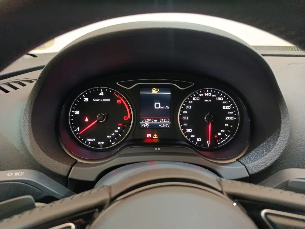 Vue rapprochée du tableau de bord et compteur de l'Audi A3 35 TDI blanc, affichage digital et compte-tours visibles.