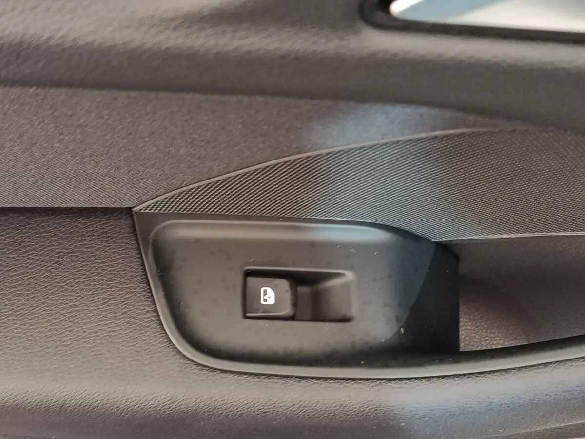 Bouton de verrouillage des portes sur la portière intérieure noire d'une Audi A3 35 TDI 150 S tronic Business Line.