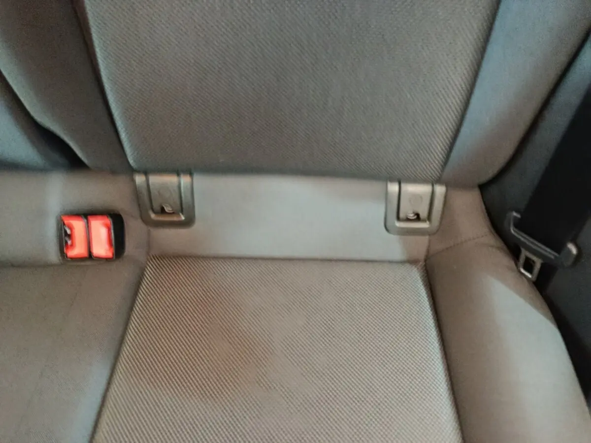 Gros plan sur la banquette arrière grise de l'Audi A3 35 TDI 2020 avec ceintures de sécurité et ancrages ISOFIX visibles.