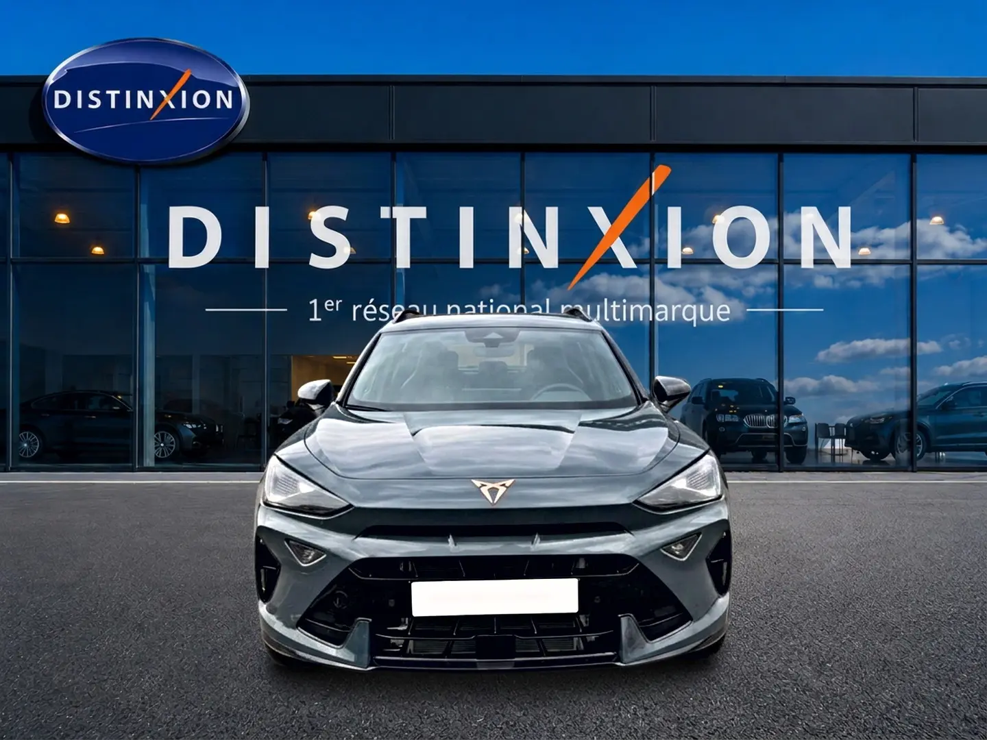 Vue avant d'un CUPRA Formentor 1.5 etsi hybrid 2026 en bleu fjord, avec calandre et logo distinctifs visibles.