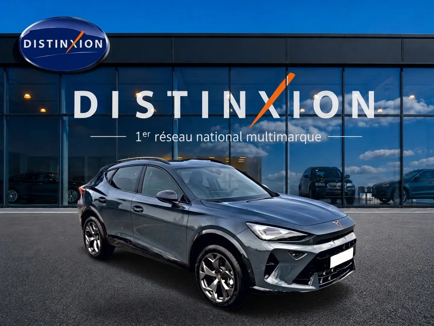 Vue 3/4 avant droite d'un CUPRA Formentor bleu fjord avec jantes 18 pouces devant une vitrine Distinxion.