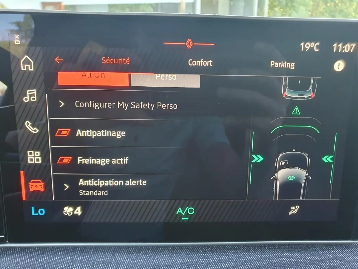Écran tactile du système multimédia Renault R5 E-TECH jaune, affichant les réglages de sécurité et assistance conduite.