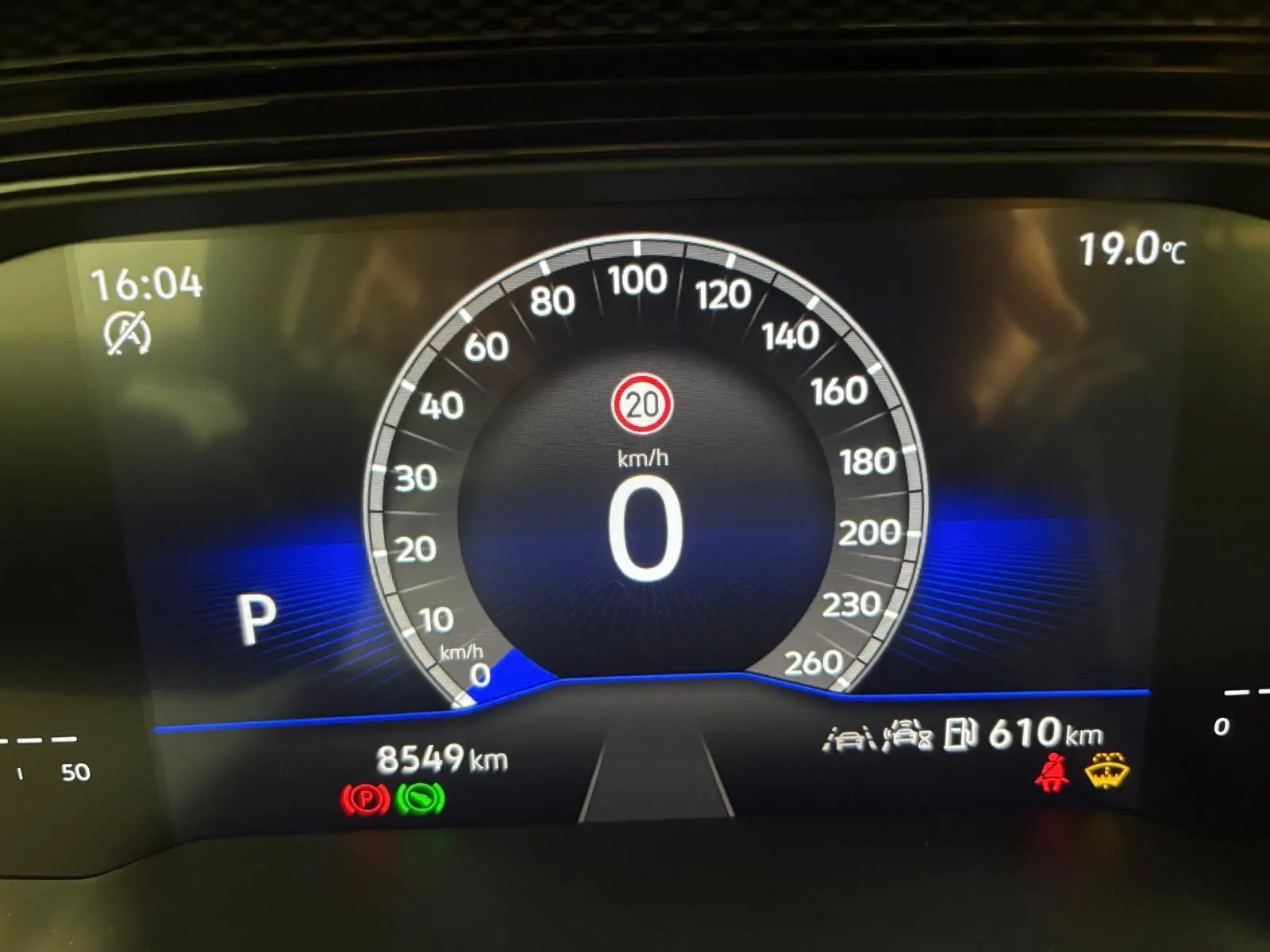 Tableau de bord numérique de la Volkswagen Polo 2024 affichant la vitesse à 0 km/h et 8549 km au compteur.