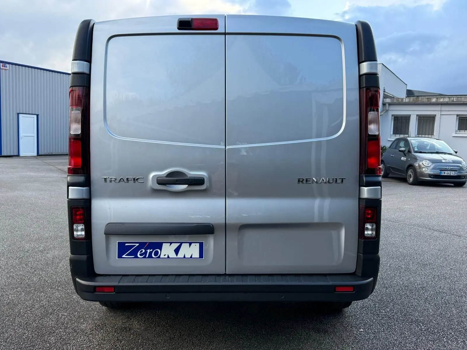 Vue intérieure côté conducteur du Renault Trafic cabine approfondie 2025, avec volant multifonction et écran tactile central.