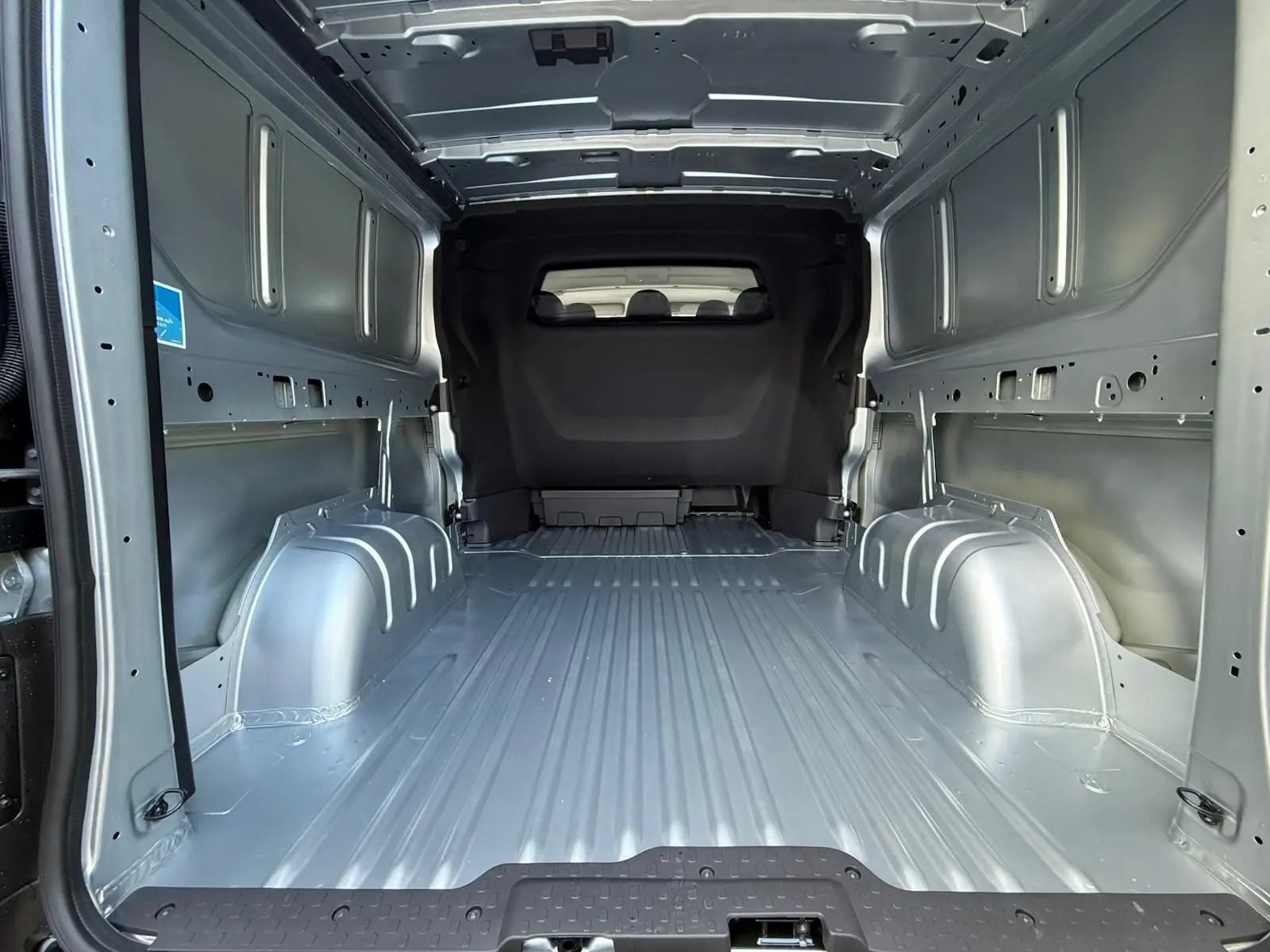 Gros plan sur la roue avant gauche du Renault Trafic cabine approfondie gris Highland avec jante argentée.