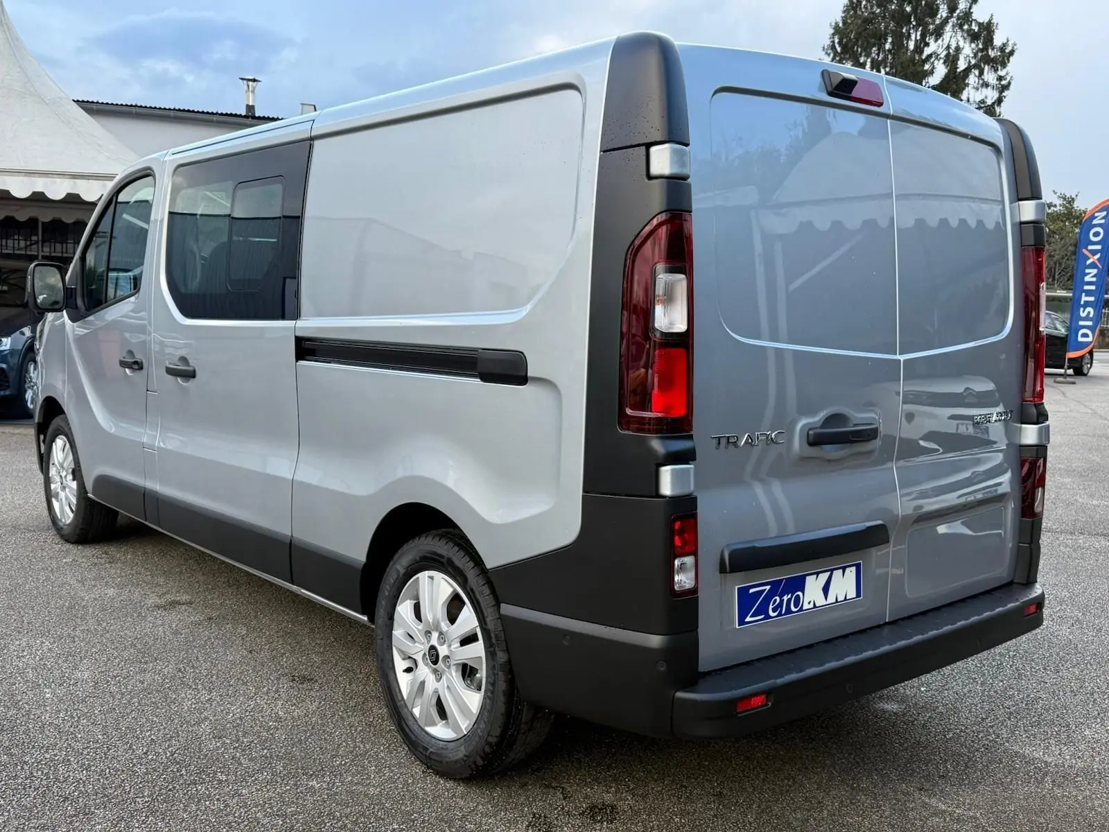Vue arrière d'un Renault Trafic cabine approfondie gris Highland avec portes battantes et feux arrière verticaux.