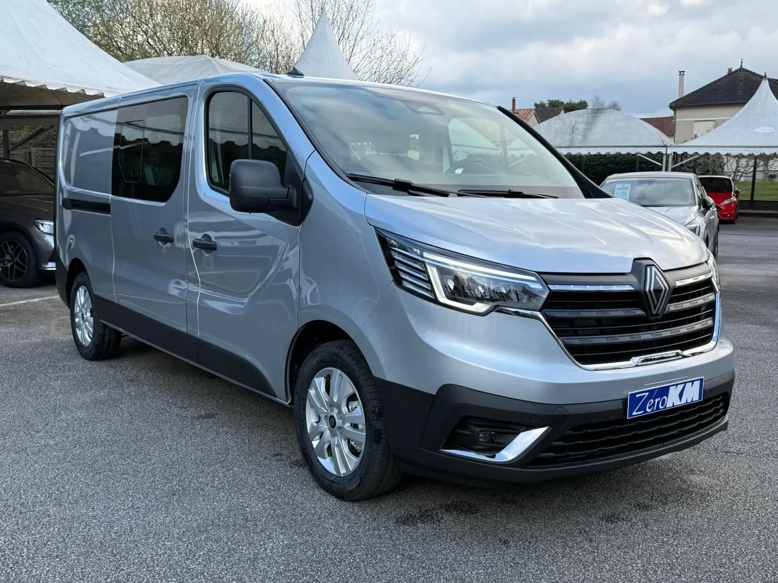 Vue 3/4 arrière droite du Renault Trafic cabine approfondie gris Highland, avec portes arrière pleines et jantes alu.