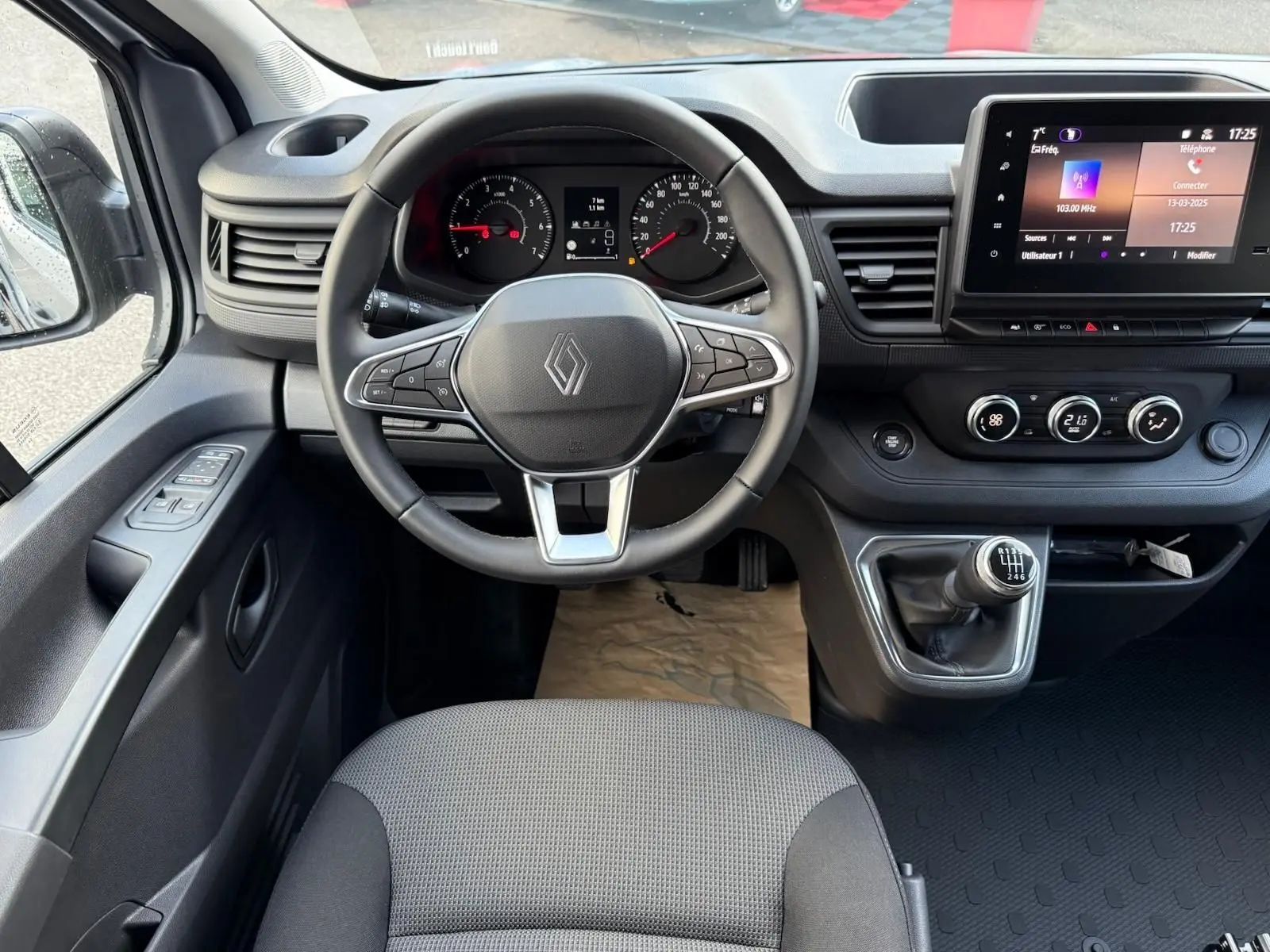 Vue 3/4 arrière droite d'un Renault Trafic cabine approfondie gris Highland avec vitres teintées et feux arrière verticaux.