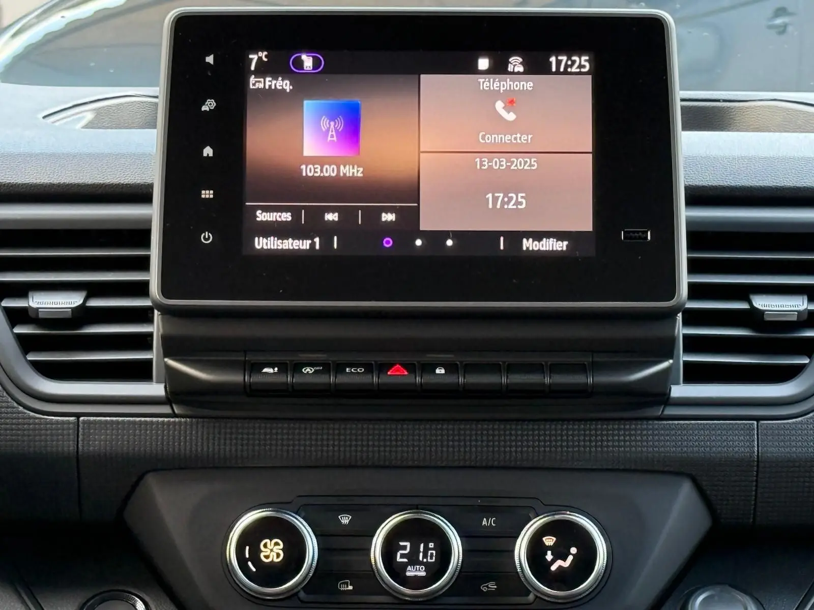 Vue intérieure côté droit des sièges arrière gris d'un Renault Trafic Cabine Approfondie 2025 avec porte coulissante ouverte.