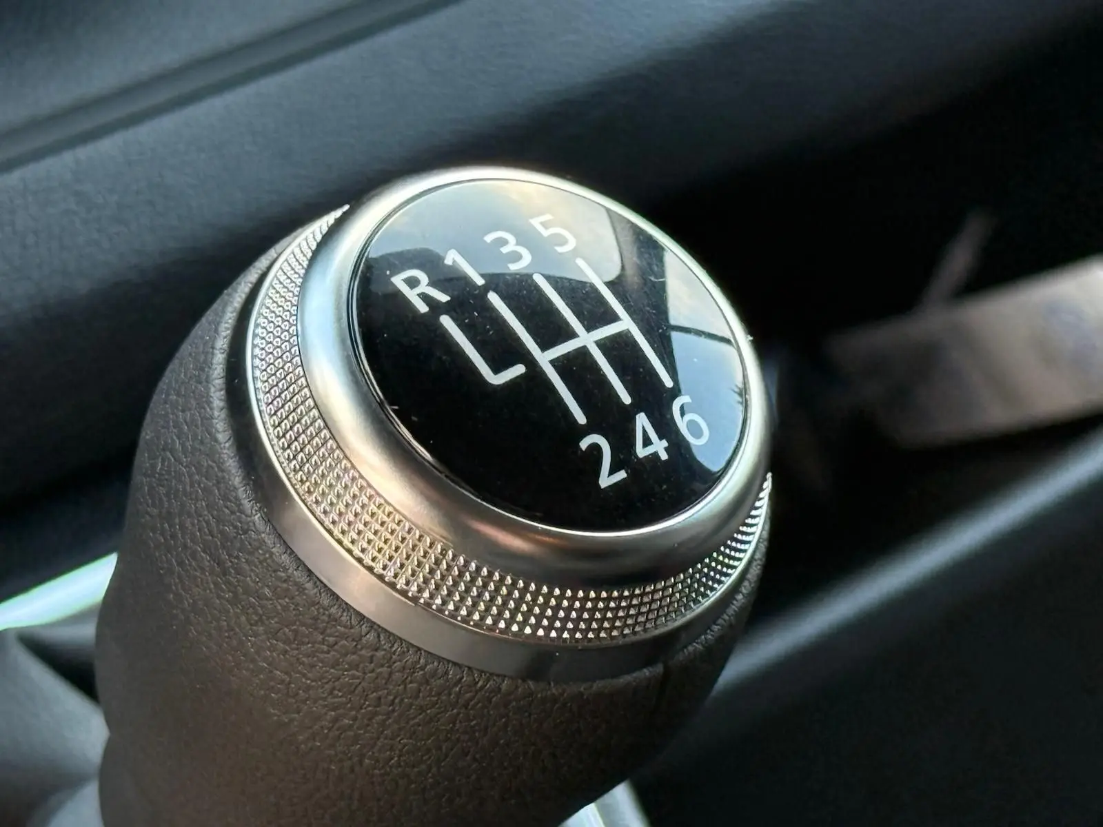 Profil côté gauche d'un Renault Trafic Cabine Approfondie gris Highland 2025, avec portes coulissantes et jantes acier.