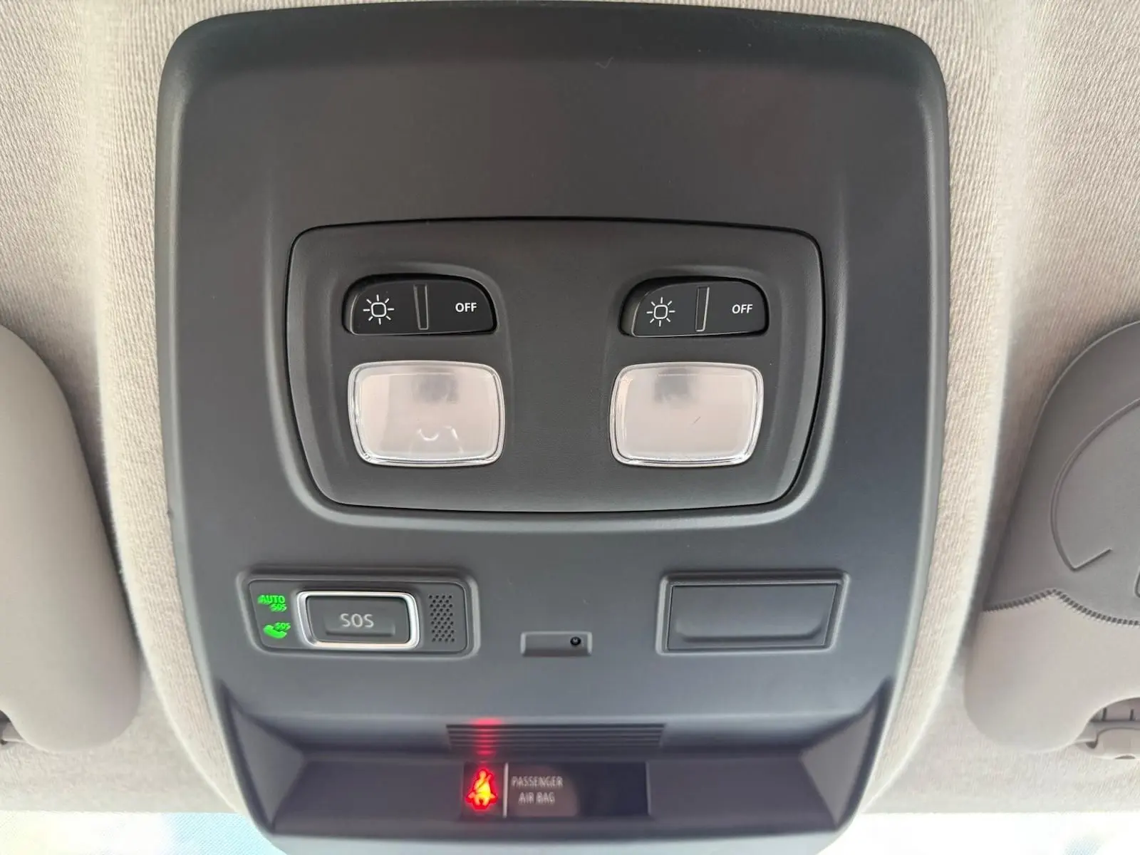 Vue 3/4 arrière droite d’un Renault Trafic cabine approfondie gris Highland avec portes arrière battantes et jantes alliage.