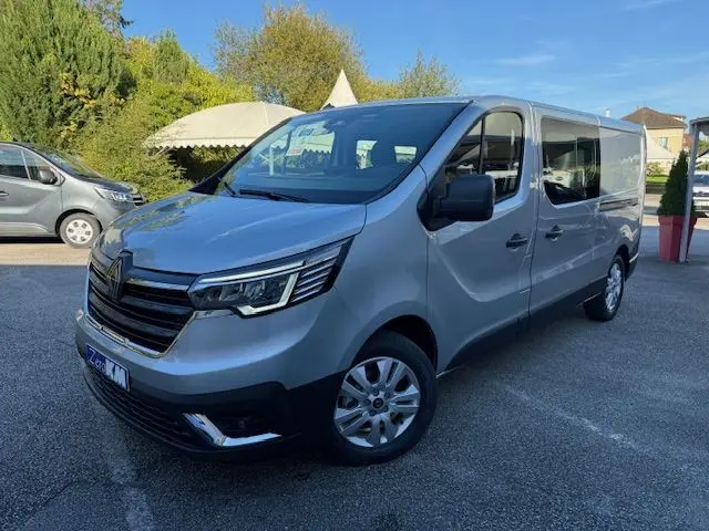 Vue intérieure côté conducteur du Renault Trafic cabine approfondie gris Highland, montrant les sièges avant et le tableau de bord.