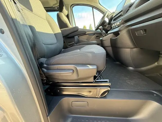 Panneau de commande de climatisation digitale avec réglage à 19°C dans le Renault Trafic cabine approfondie gris Highland 2025.