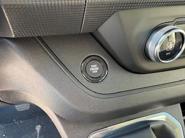 Écran tactile central du Renault Trafic cabine approfondie 2025, affichant les applications connectées dans l'habitacle noir.