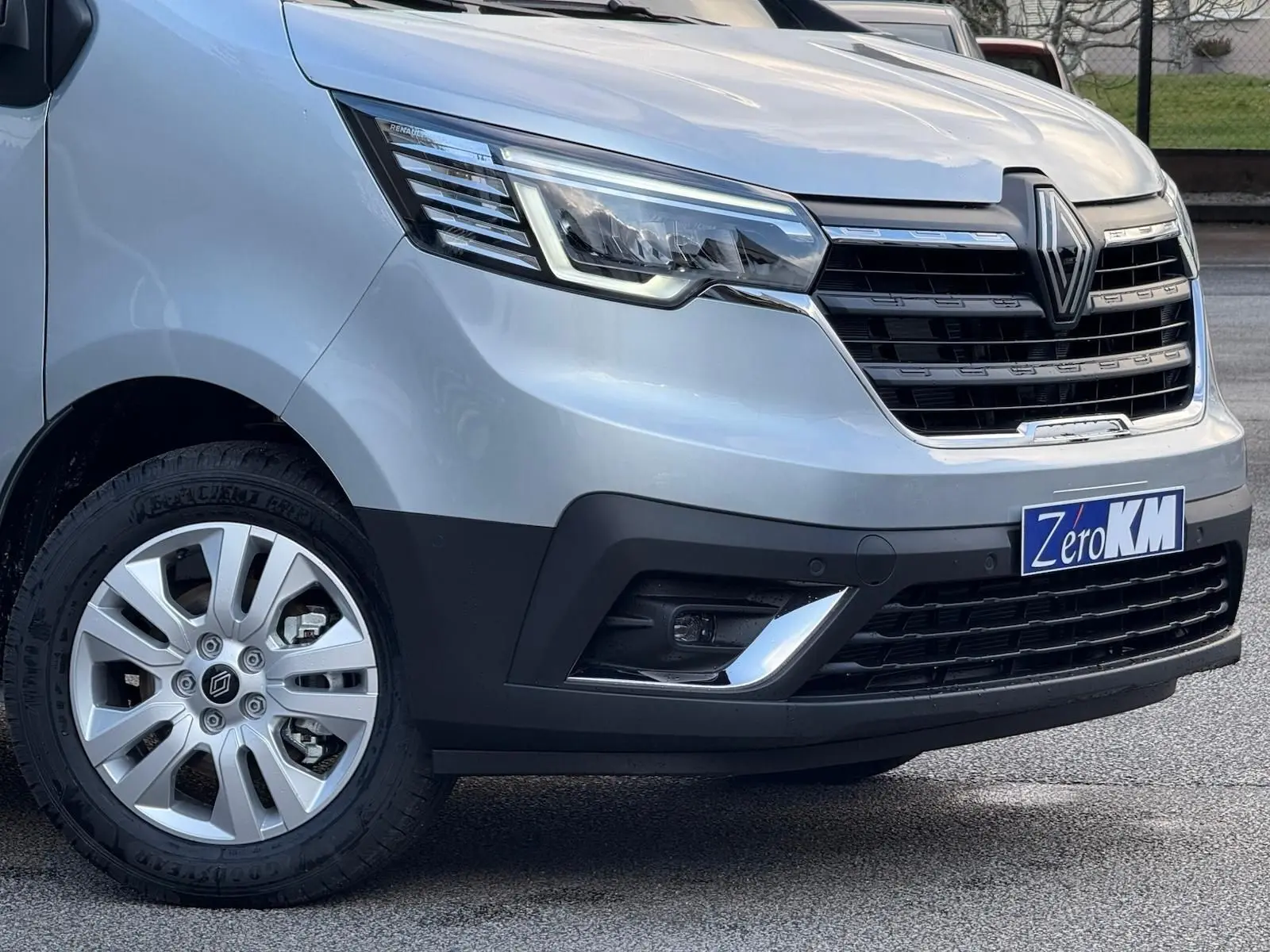 Vue intérieure côté conducteur du Renault Trafic cabine approfondie 2025, sièges gris et tableau de bord noir.