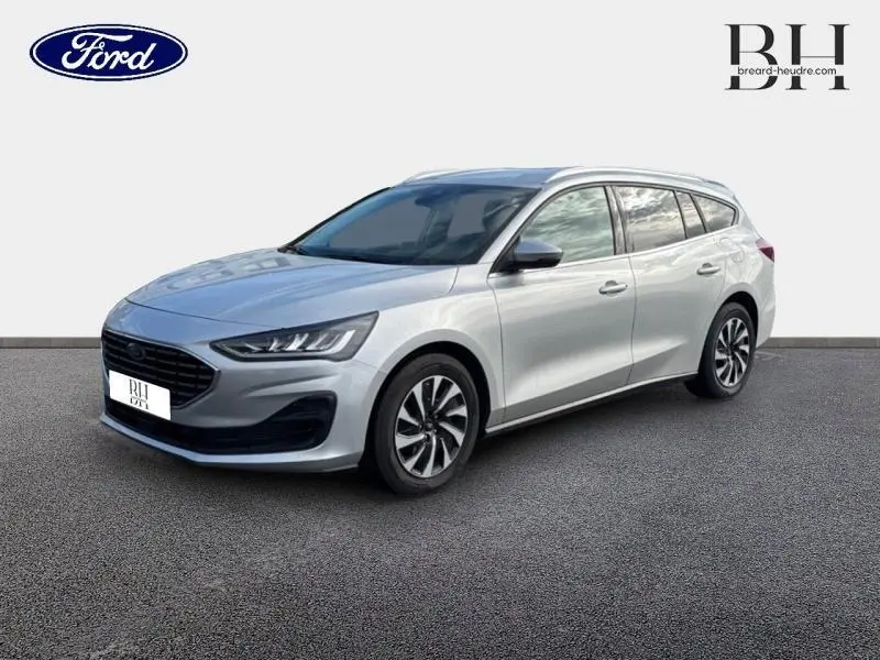 Ford Focus SW gris lunaire métallisé vue 3/4 avant droit avec calandre noire et jantes alliage.