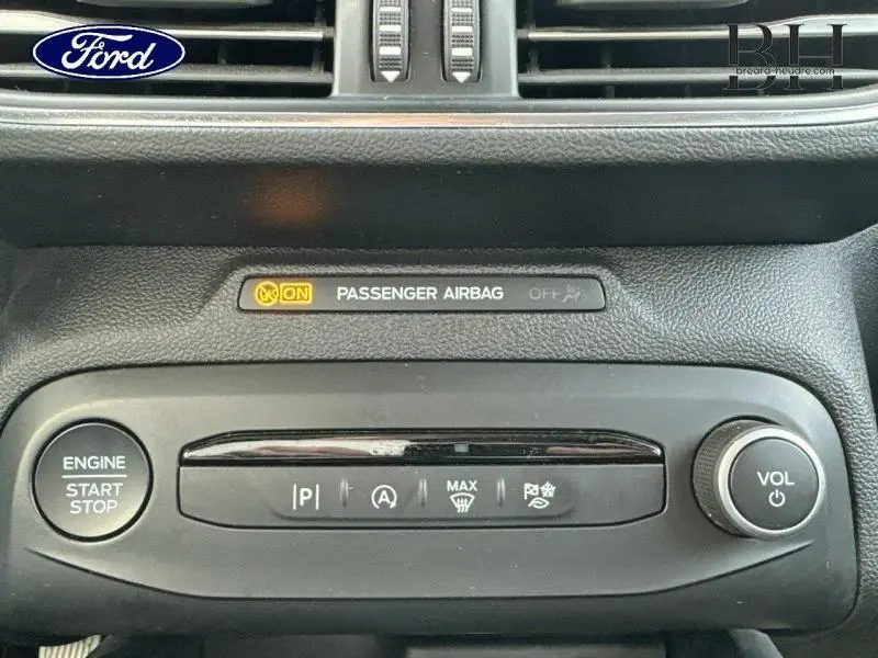 Détail du tableau de bord de la Ford Focus SW gris lunaire, montrant les commandes de démarrage et volume audio.