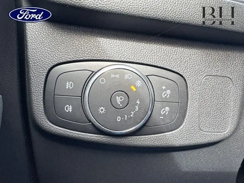 Gros plan sur le bouton de réglage des phares du Ford Focus SW 2023, finition Titanium X Business.