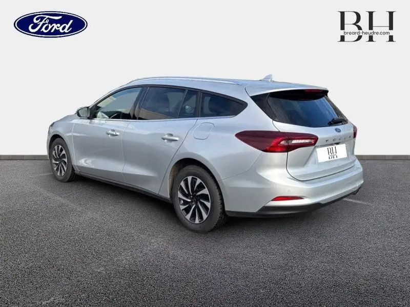 Ford Focus SW gris lunaire métallisé vue 3/4 arrière droit avec vitres surteintées et feux LED.