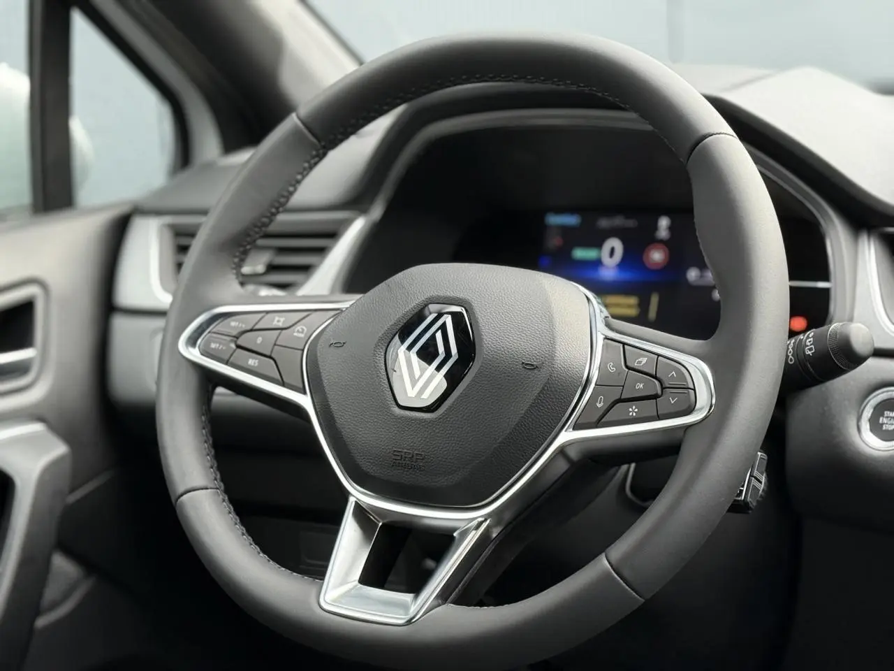 Volant en cuir noir avec commandes intégrées et tableau de bord numérique du Renault Captur hybride 2025.
