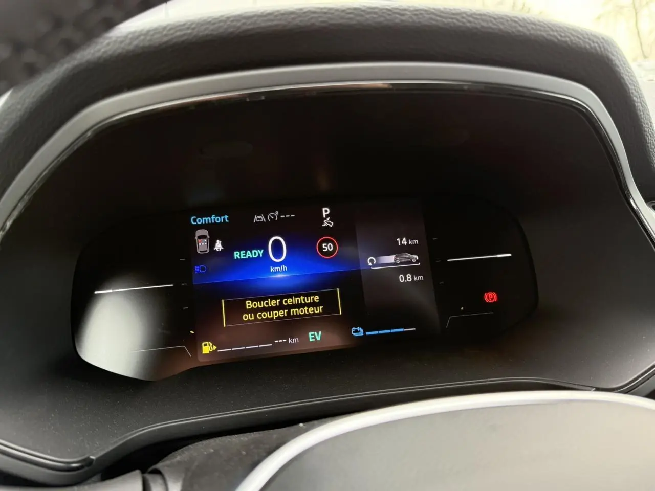 Tableau de bord numérique du Renault Captur hybride 2025 affichant vitesse, mode confort et alertes de sécurité.