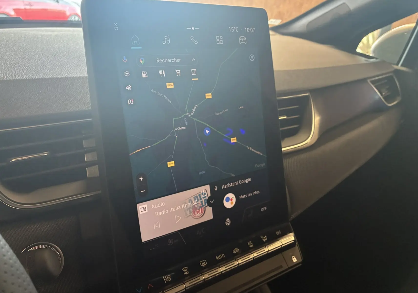 Vue rapprochée de l'écran tactile central du Renault Captur E-Tech 2025, affichant la navigation et les commandes multimédia.