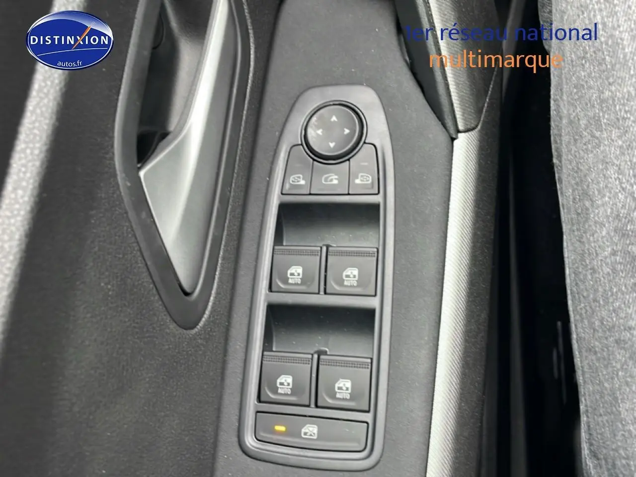 Gros plan sur les commandes des vitres électriques côté conducteur du Dacia Bigster 2025, intérieur noir.