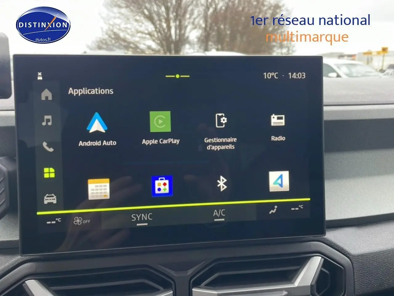 Écran tactile central du tableau de bord du Dacia Bigster 2025, affichant les applications connectées, vue intérieure.