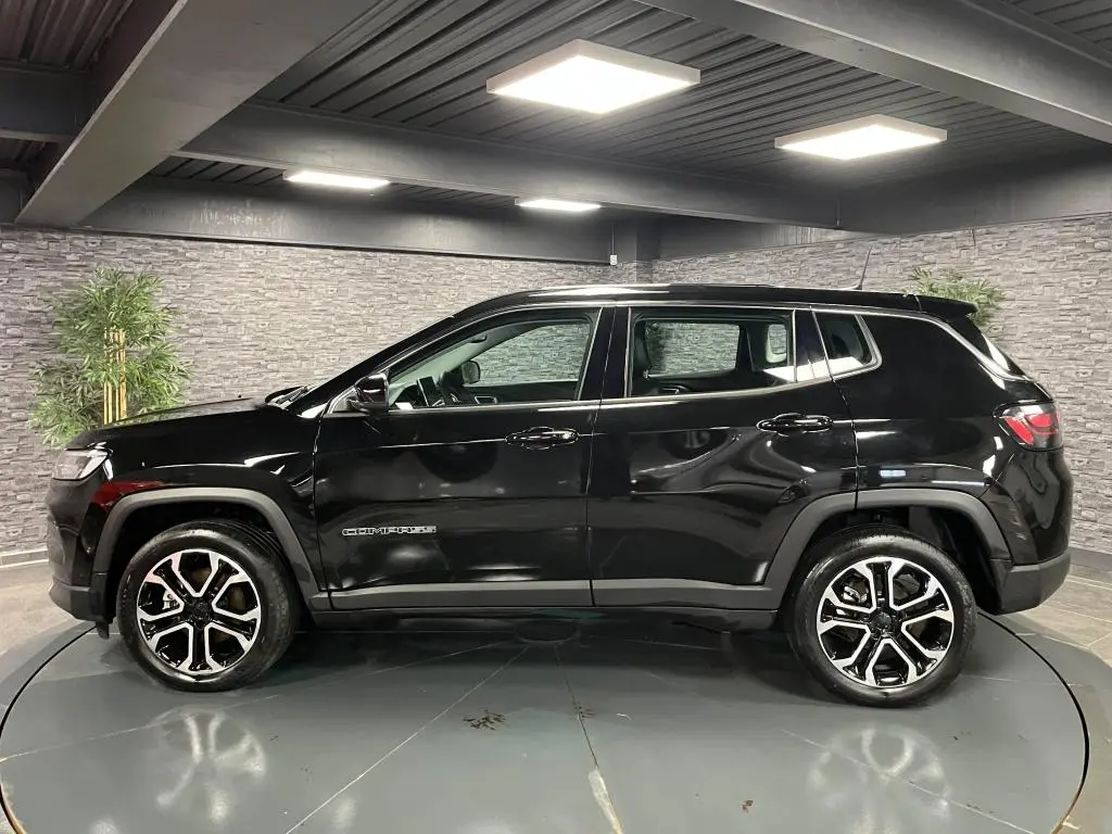Vue latérale droite du Jeep Compass noir 2024 avec jantes alliage 18 pouces et détails de carrosserie lisse.