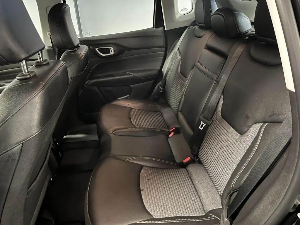 Vue intérieure côté droit des sièges arrière en cuir noir et tissu gris du Jeep Compass 2024 e-Hybride Altitude.