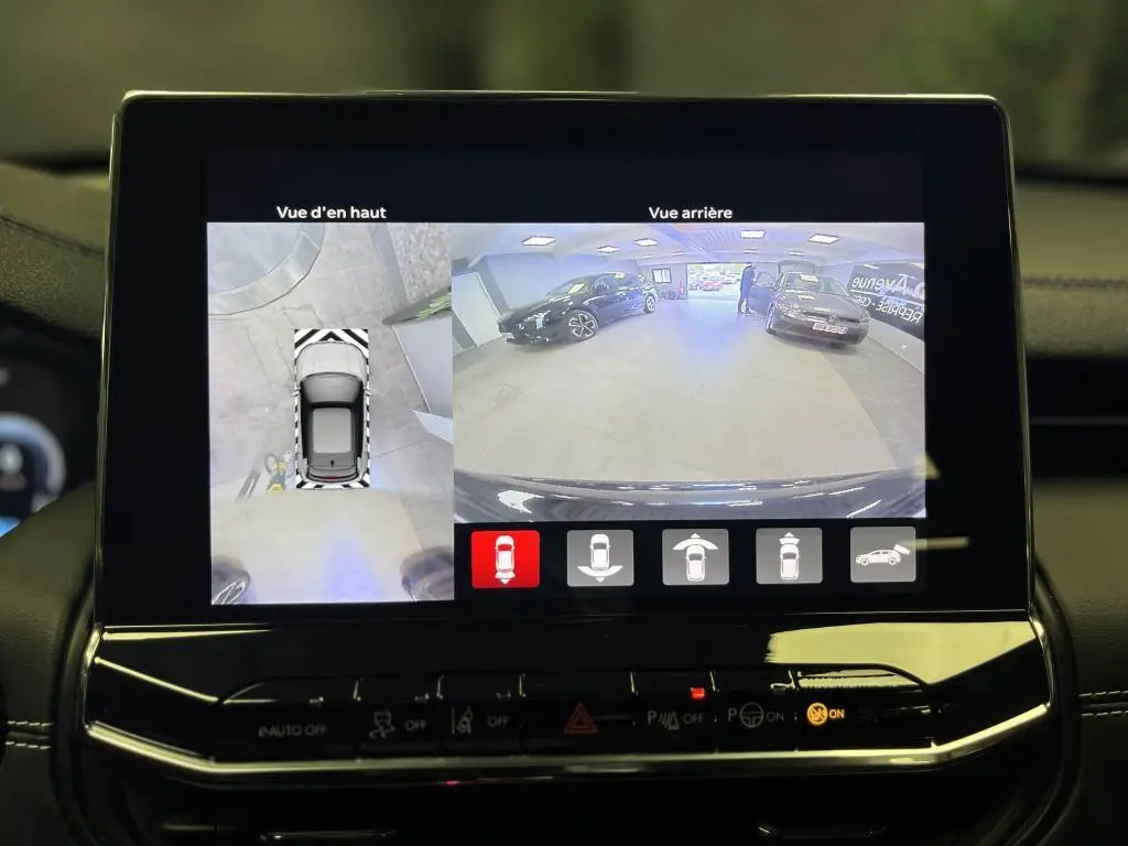 Écran intérieur affichant la caméra 360° et vue arrière du Jeep Compass noir en stationnement dans un garage.