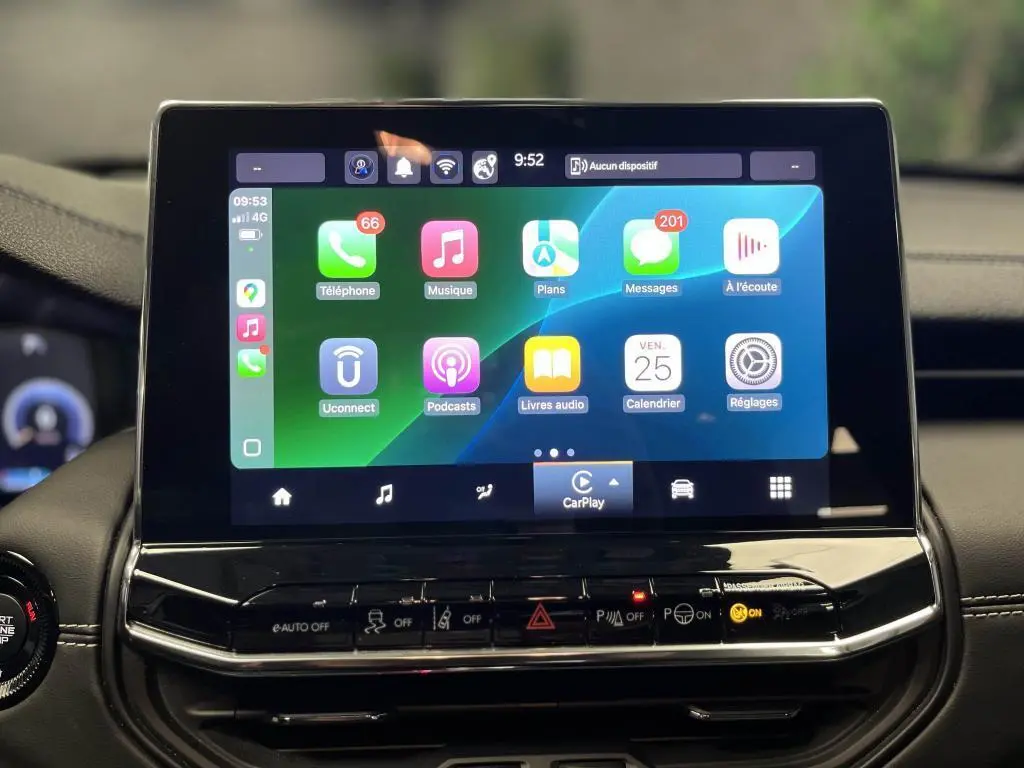 Écran tactile central affichant Apple CarPlay dans l'habitacle du Jeep Compass noir 2024.