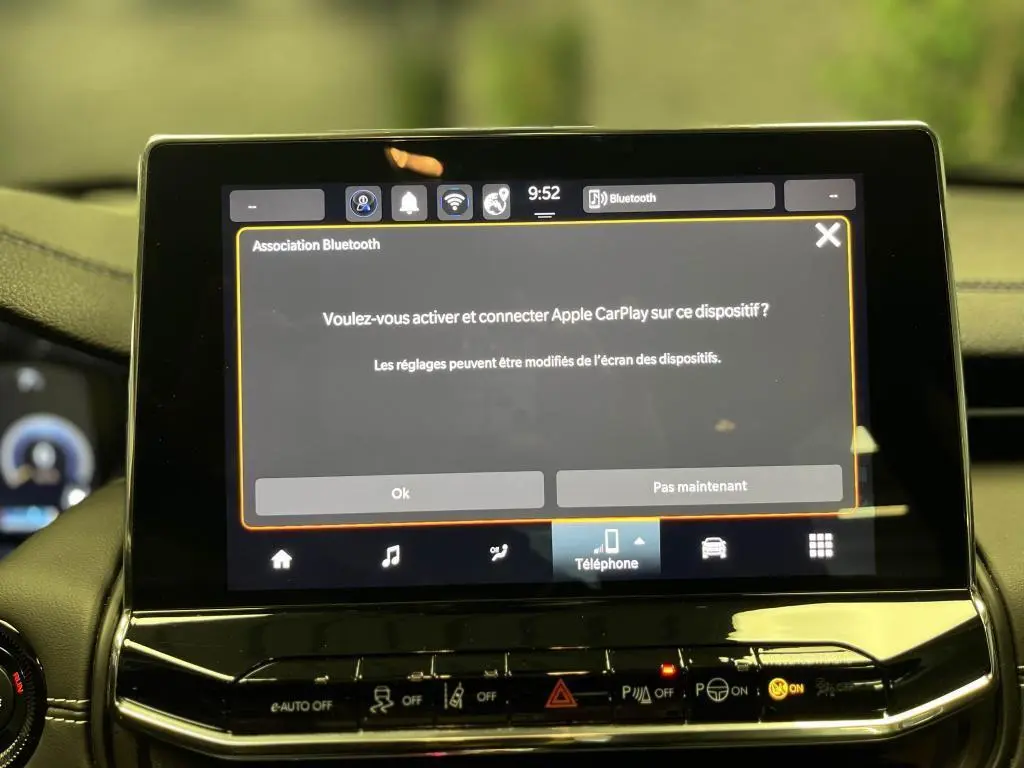 Écran tactile central du Jeep Compass 2024 affichant la connexion Apple CarPlay dans un intérieur noir.