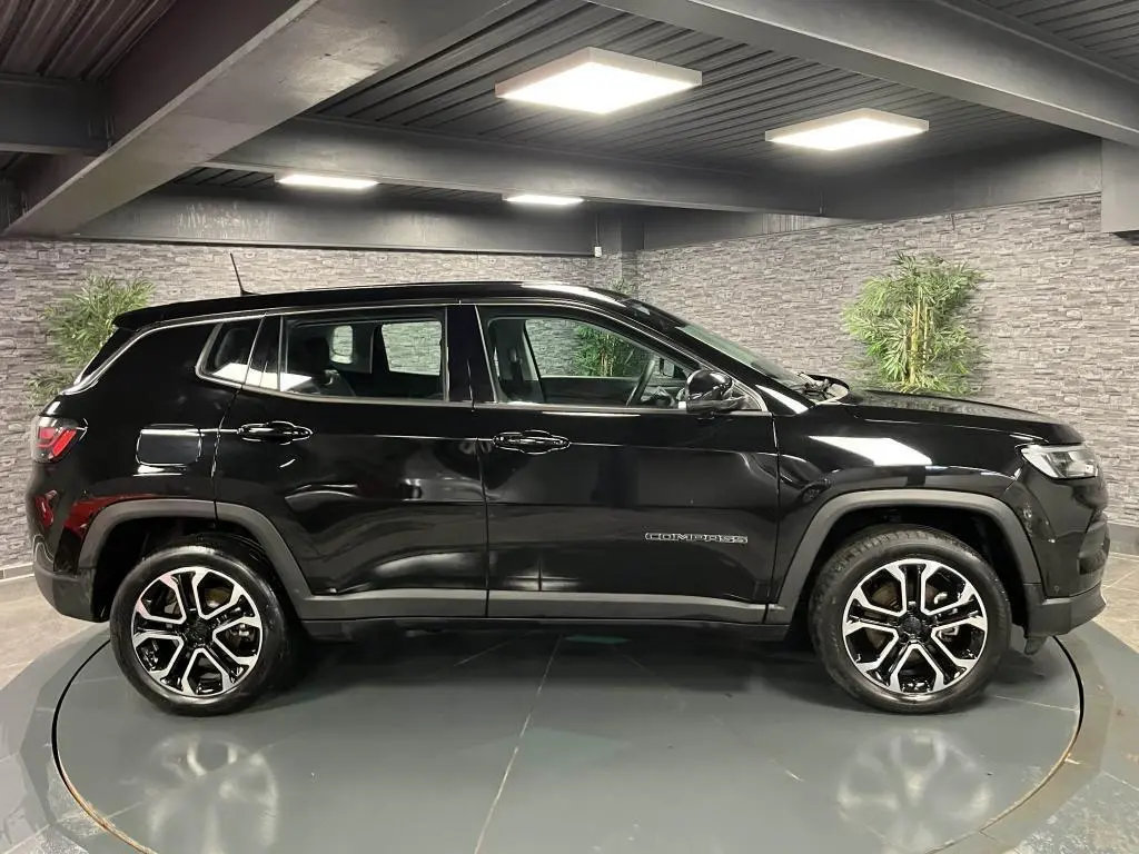 Vue latérale droite d'un Jeep Compass noir 2024 avec jantes alliage 18 pouces et détails de carrosserie marqués.