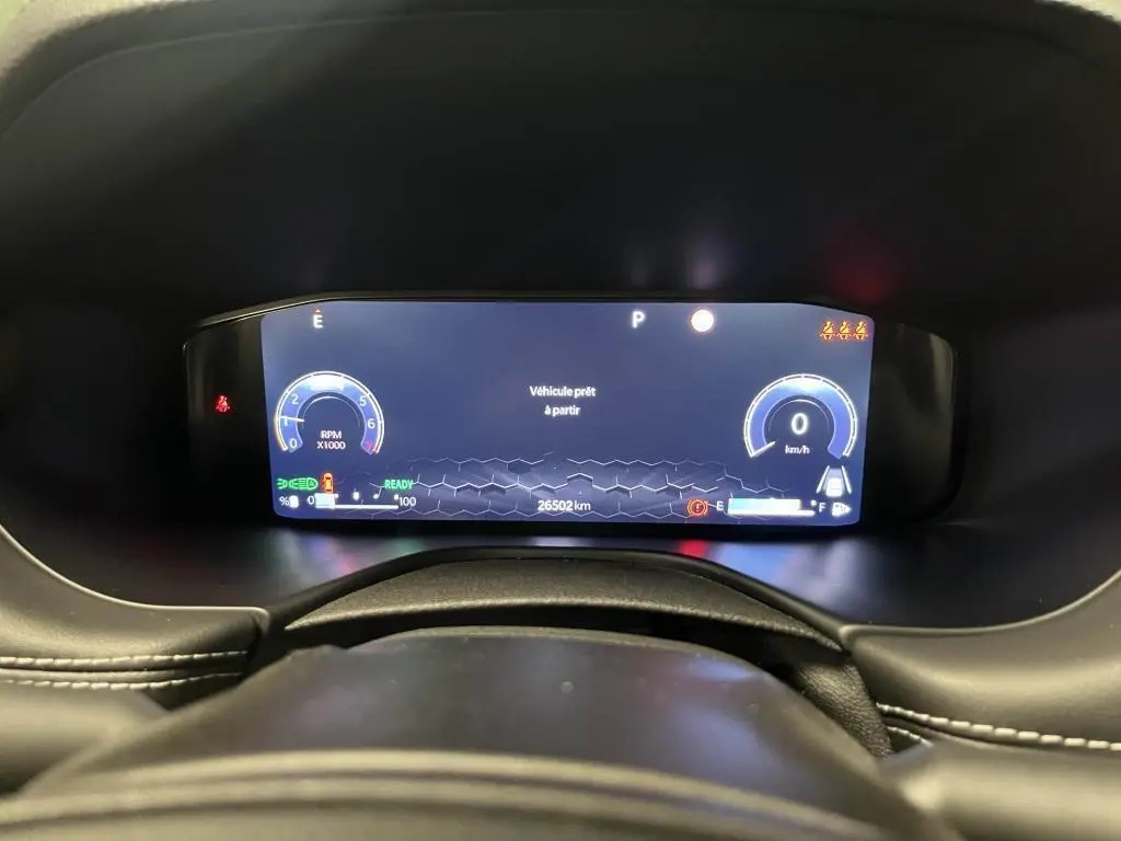 Tableau de bord numérique du Jeep Compass 2024 affichant la vitesse à 0 km/h et l'indication "Véhicule prêt à partir".