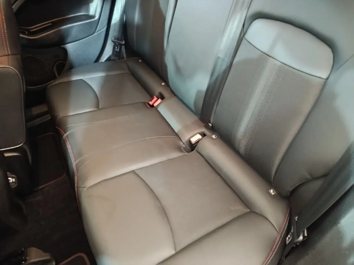Vue rapprochée de la banquette arrière noire en cuir avec surpiqûres rouges du Fiat 500X 2021.