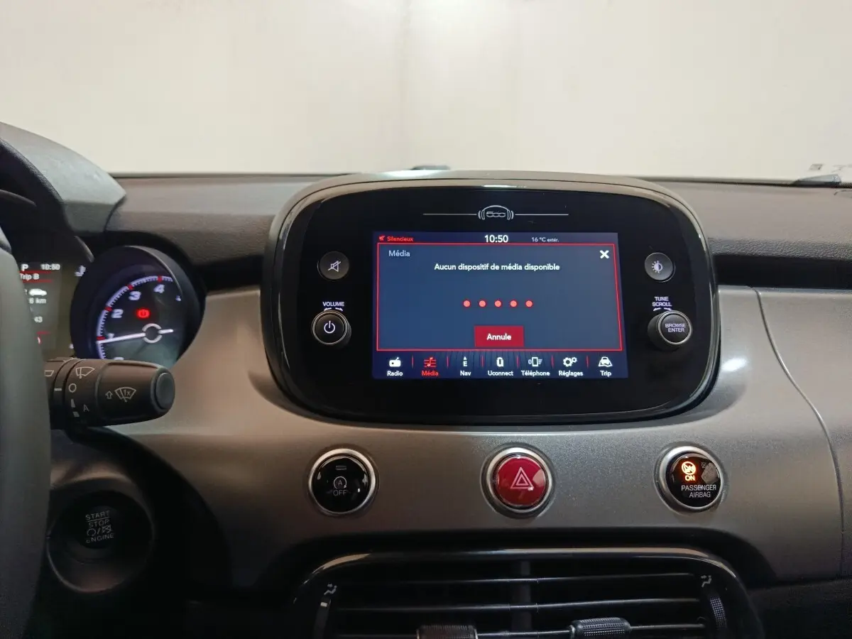 Tableau de bord de FIAT 500X noir, vue frontale centrée sur l'écran tactile multimédia et commandes centrales.