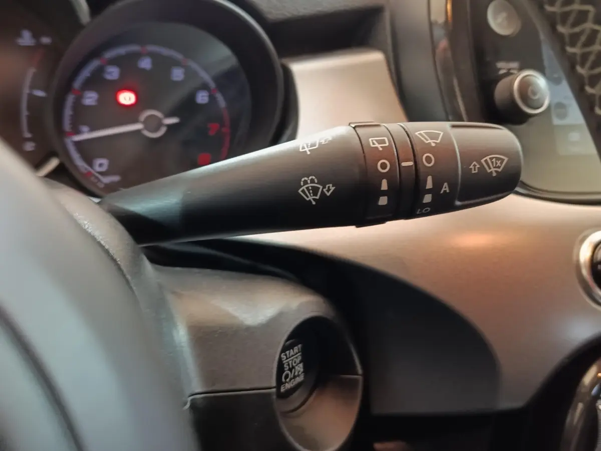 Gros plan sur la manette d’essuie-glace côté gauche du tableau de bord noir de la Fiat 500X 2021.