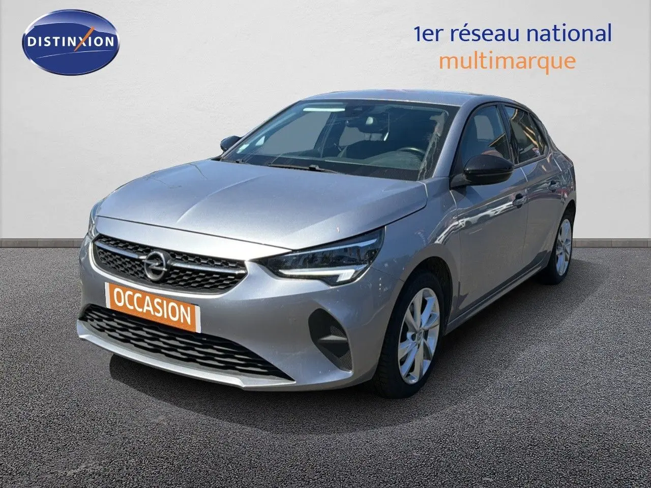 Opel Corsa 1.2 75 Elegance gris quartz métal vue 3/4 avant avec calandre noire et phares LED allumés.
