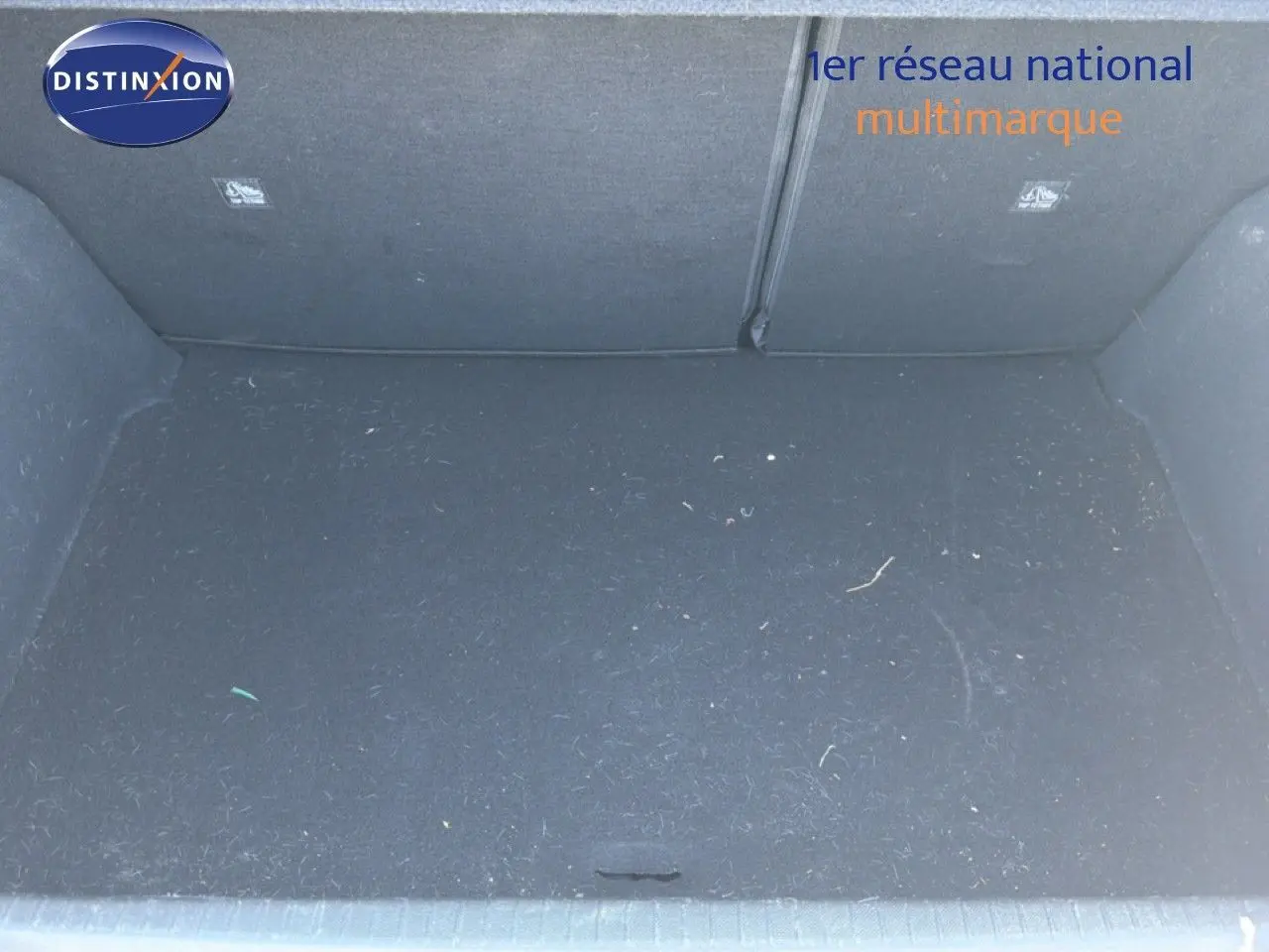 Coffre vide en vue plongeante d’une Opel Corsa 1.2 75 Elegance gris quartz metal, intérieur tissu noir.