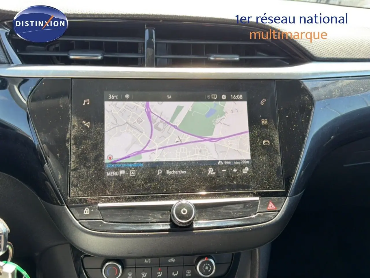 Vue rapprochée de la console centrale avec écran tactile affichant la navigation, intérieur noir brillant d’une Opel Corsa gris quartz.