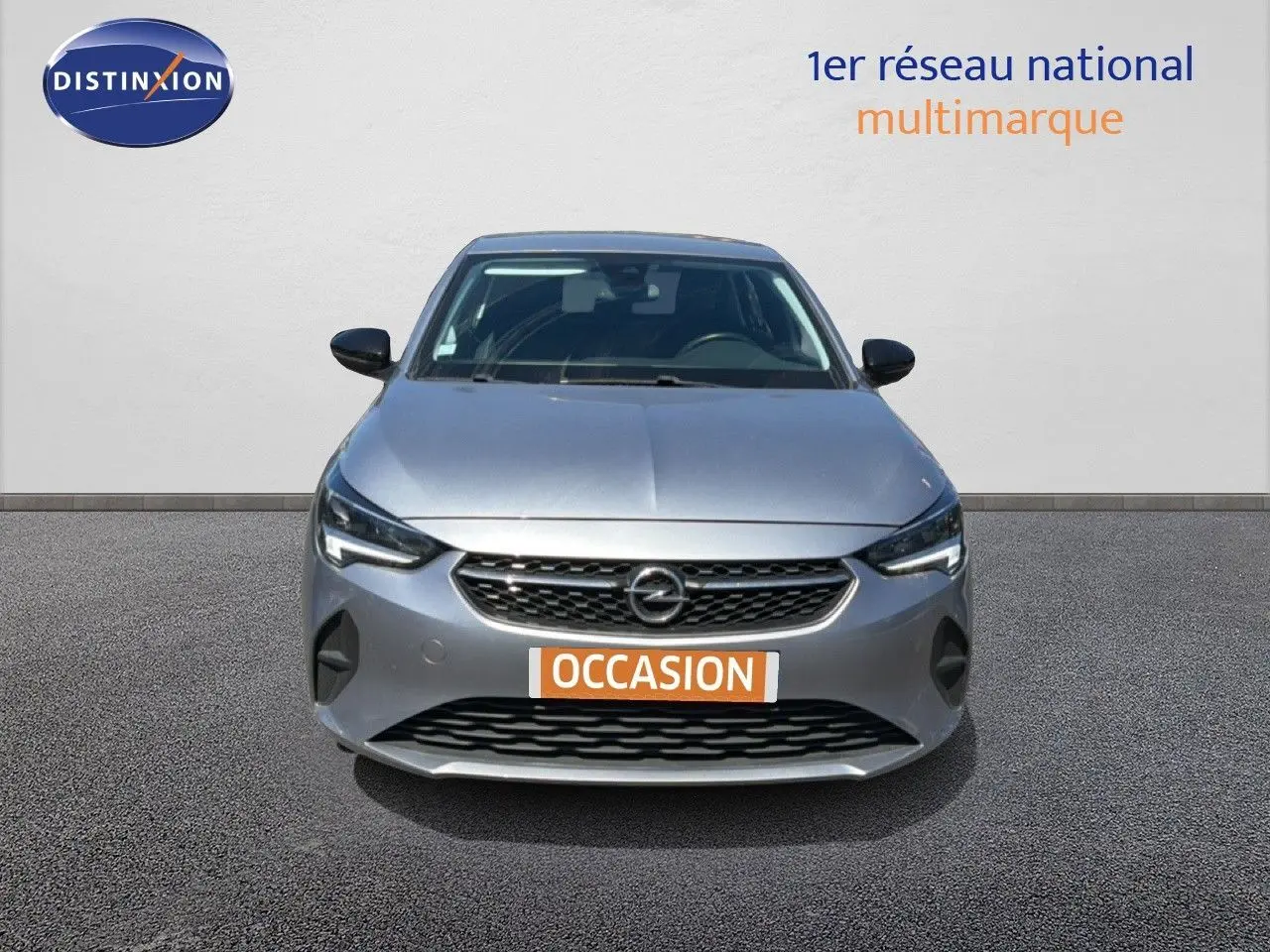 Vue frontale d'une Opel Corsa 1.2 75 Elegance gris quartz métal avec calandre noire et phares LED allumés.