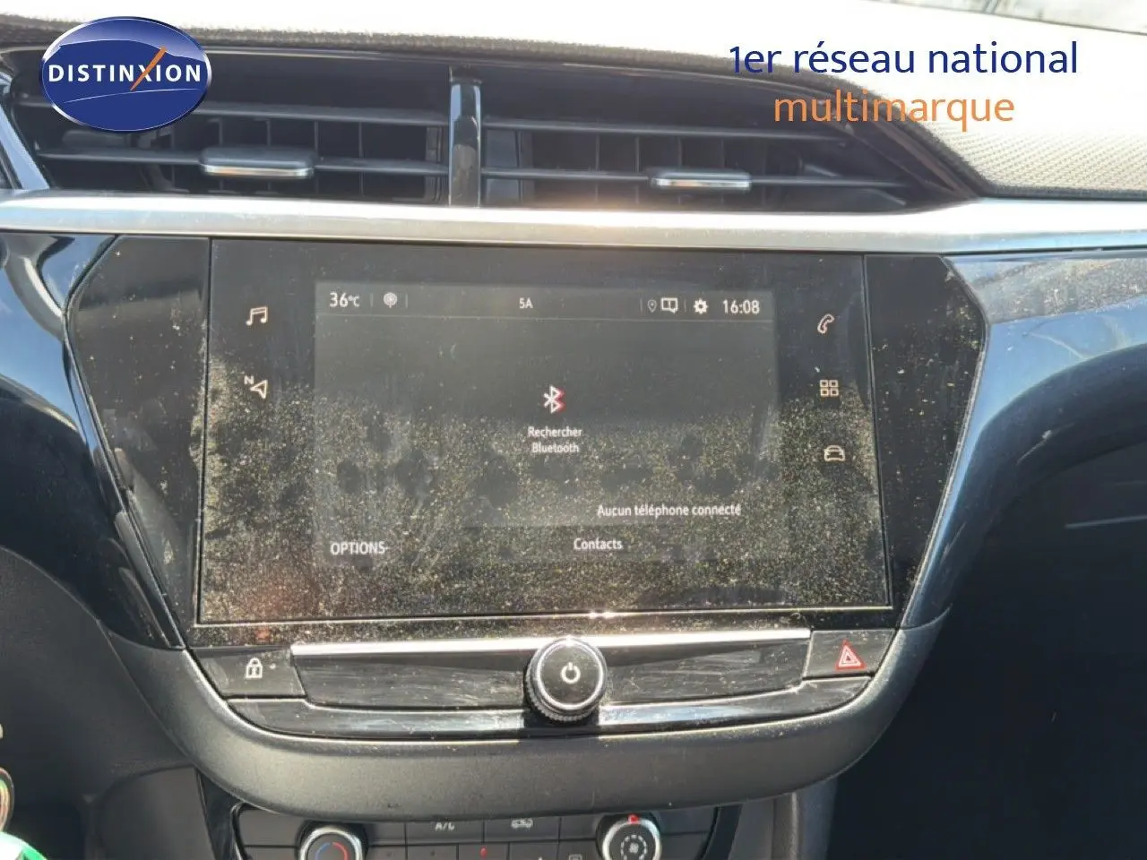 Vue rapprochée de l’écran tactile central de l’Opel Corsa gris quartz métal, affichant la connexion Bluetooth.